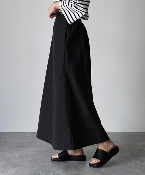 Riberry（リベリー）の「ナイロントラペーズスカート（スカート・レディース・ブラック/グリーン/モカ/アイボリー・MEDIUM）」の5枚目の写真