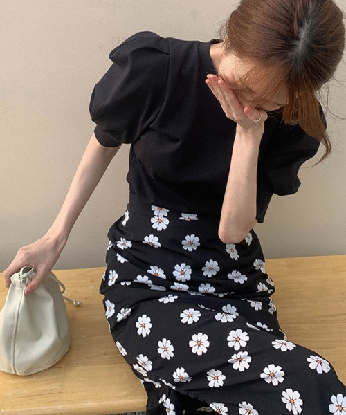 パフスリーブTシャツ+花柄マーメイドロングスカート