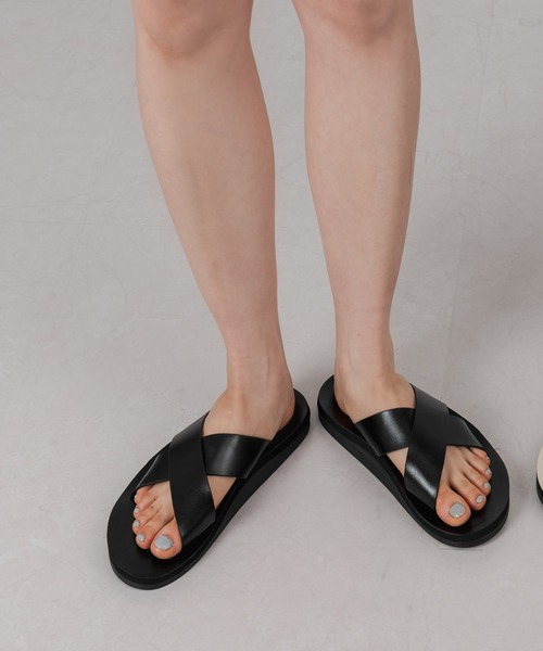 FOLLOWIN（フォロウィン）の「シンプルクロスサンダルスリッパ（サンダル・レディース・ブラック/ネイビー/ブラウン/アイボリー・24cm/25cm/26cm/27cm/23㎝）」の11枚目の写真