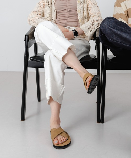 FOLLOWIN（フォロウィン）の「シンプルクロスサンダルスリッパ（サンダル・レディース・ブラック/ネイビー/ブラウン/アイボリー・24cm/25cm/26cm/27cm/23㎝）」の22枚目の写真