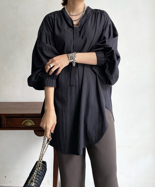 DouDou(ドゥドゥ)の「ボウタイリボンブラウス(シャツ/ブラウス・レディース・チャコールグレー/オフホワイト・FREE)」の2枚目の写真