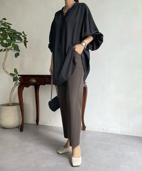 DouDou(ドゥドゥ)の「ボウタイリボンブラウス(シャツ/ブラウス・レディース・チャコールグレー/オフホワイト・FREE)」の4枚目の写真