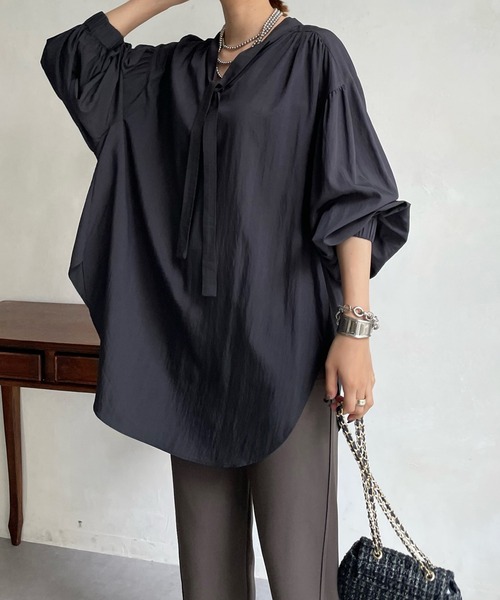 DouDou(ドゥドゥ)の「ボウタイリボンブラウス(シャツ/ブラウス・レディース・チャコールグレー/オフホワイト・FREE)」の5枚目の写真