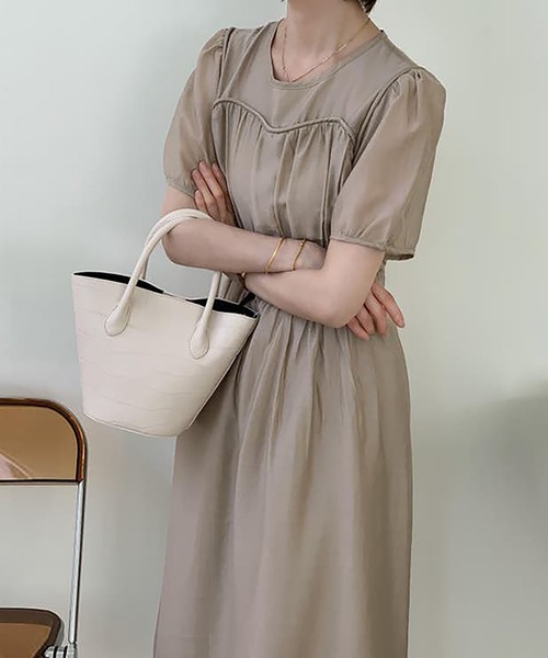 Girly Doll(ガーリードール)の「ラウンドネックパフスリーブシフォンフレアワンピース(ワンピース・レディース・ホワイト/キャメル・F)」の2枚目の写真
