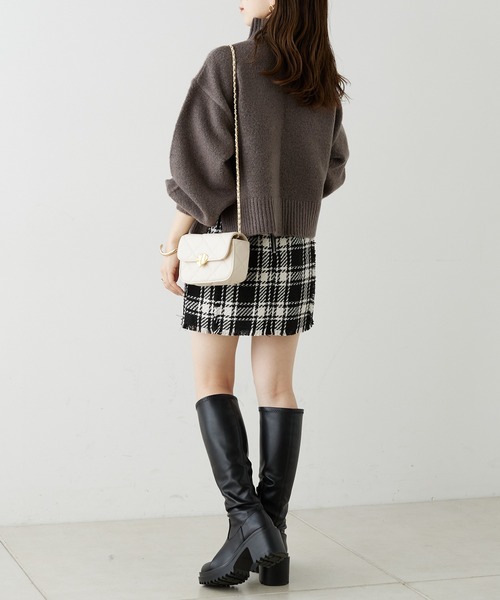 Chico（チコ）の「ブローチ付ボリューム袖ハイネックニット（ニット/セーター・レディース・チャコールグレー/ブルー/アイボリー/ピンク/ブルー系その他2/ホワイト系その他2・FREE）」の18枚目の写真