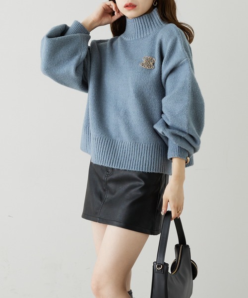 Chico（チコ）の「ブローチ付ボリューム袖ハイネックニット（ニット/セーター・レディース・チャコールグレー/ブルー/アイボリー/ピンク/ブルー系その他2/ホワイト系その他2・FREE）」の20枚目の写真