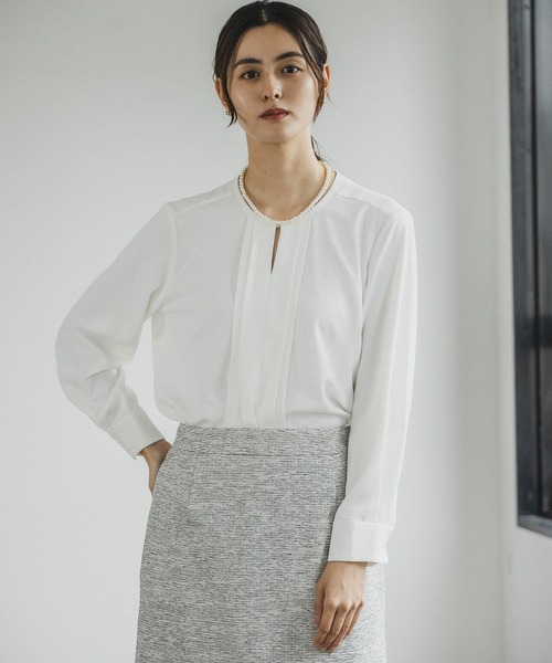 LEPSIM(レプシィム)の「メタルパーツ付きタックブラウス 162428(シャツ/ブラウス・レディース・オフホワイト/ブルー/グレイッシュベージュ・MEDIUM/LARGE)」の2枚目の写真