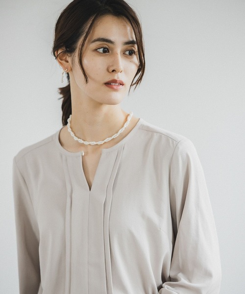 LEPSIM(レプシィム)の「メタルパーツ付きタックブラウス 162428(シャツ/ブラウス・レディース・オフホワイト/ブルー/グレイッシュベージュ・MEDIUM/LARGE)」の5枚目の写真