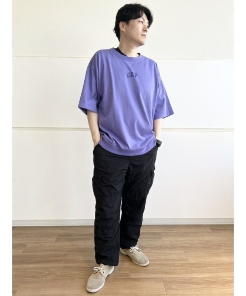 GAP(ギャップ)の「ミニGAPロゴ オーバーサイズTシャツ(ユニセックス)(Tシャツ/カットソー・メンズ・ブルー系その他/ネイビー/ホワイト/ブラウン系その他/ライラック/ブラック・XS/S/M/L/XL/XXS)」の17枚目の写真