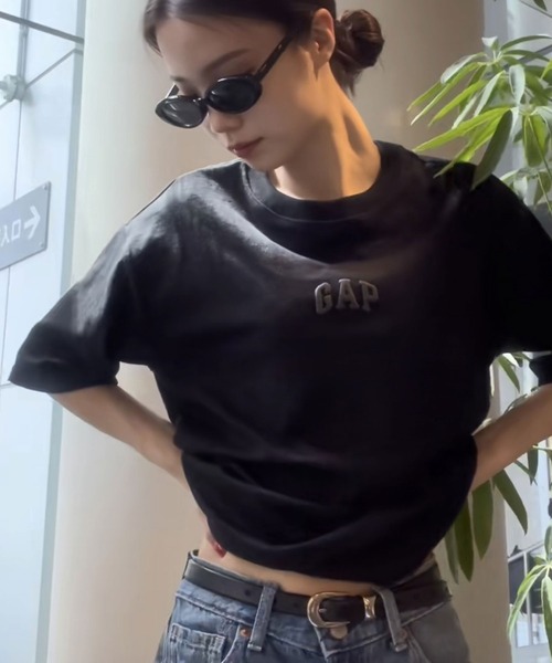 GAP(ギャップ)の「ミニGAPロゴ オーバーサイズTシャツ(ユニセックス)(Tシャツ/カットソー・メンズ・ブルー系その他/ネイビー/ホワイト/ブラウン系その他/ライラック/ブラック・XS/S/M/L/XL/XXS)」の10枚目の写真