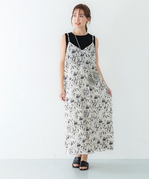 coca(coca)(コカ)の「プリーツアニマル柄キャミワンピース(ワンピース・レディース・アイボリー・ONE SIZE)」の1枚目の写真