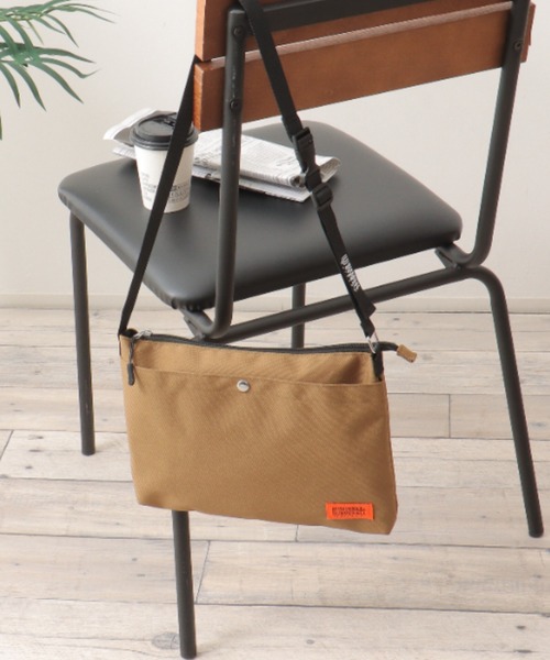 UNIVERSAL OVERALL（ユニバーサルオーバーオール）の「UNIVERSAL OVERALL ユニバーサルオーバーオール 撥水サコッシュ（ショルダーバッグ・メンズ・ブラック/オリーブ/ベージュ・FREE）」の2枚目の写真