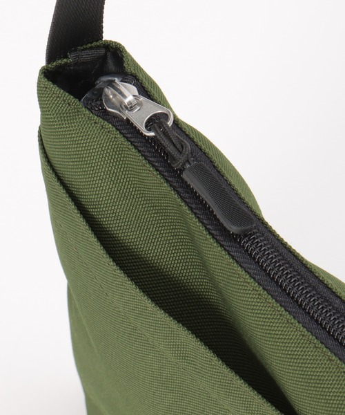 UNIVERSAL OVERALL（ユニバーサルオーバーオール）の「UNIVERSAL OVERALL ユニバーサルオーバーオール 撥水サコッシュ（ショルダーバッグ・メンズ・ブラック/オリーブ/ベージュ・FREE）」の4枚目の写真