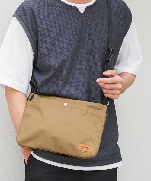 UNIVERSAL OVERALL（ユニバーサルオーバーオール）の「UNIVERSAL OVERALL ユニバーサルオーバーオール 撥水サコッシュ（ショルダーバッグ・メンズ・ブラック/オリーブ/ベージュ・FREE）」の17枚目の写真