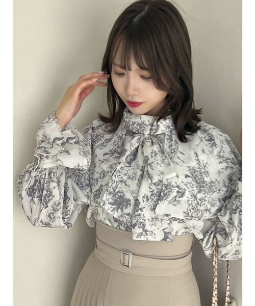 dazzlin（ダズリン）の「グロッシーケープフリルタイブラウス（シャツ/ブラウス・レディース・イエロー/ピンク/アイボリー/グレー・FREE）」の6枚目の写真