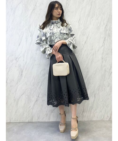 dazzlin（ダズリン）の「グロッシーケープフリルタイブラウス（シャツ/ブラウス・レディース・イエロー/ピンク/アイボリー/グレー・FREE）」の15枚目の写真