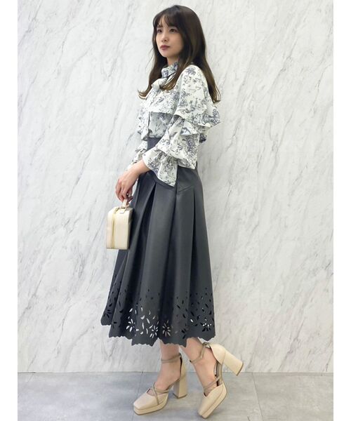 dazzlin（ダズリン）の「グロッシーケープフリルタイブラウス（シャツ/ブラウス・レディース・イエロー/ピンク/アイボリー/グレー・FREE）」の16枚目の写真