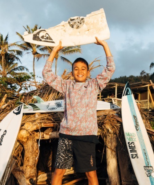 Quiksilver(クイックシルバー)の「RADICAL TIMES CREW Y/クイックシルバーキッズ袖切り替えバックプリントプルオーバースウェット(スウェット・キッズ・ブラック/バーガンディー・150/130/160/140)」の1枚目の写真
