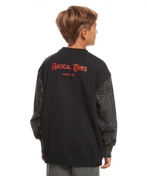 Quiksilver(クイックシルバー)の「RADICAL TIMES CREW Y/クイックシルバーキッズ袖切り替えバックプリントプルオーバースウェット(スウェット・キッズ・ブラック/バーガンディー・150/130/160/140)」の3枚目の写真