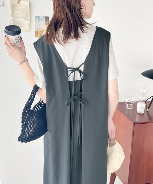 classicalelf（クラシカルエルフ）の「前後2way+ジレにも！何通りもの着こなしを楽しめる♪ リボンVネックジャンパースカート（ロング）（ジャンパースカート・レディース・チャコールグレー/ブラック/ベージュ・X-LARGE/LARGE/MEDIUM/SMALL）」の2枚目の写真