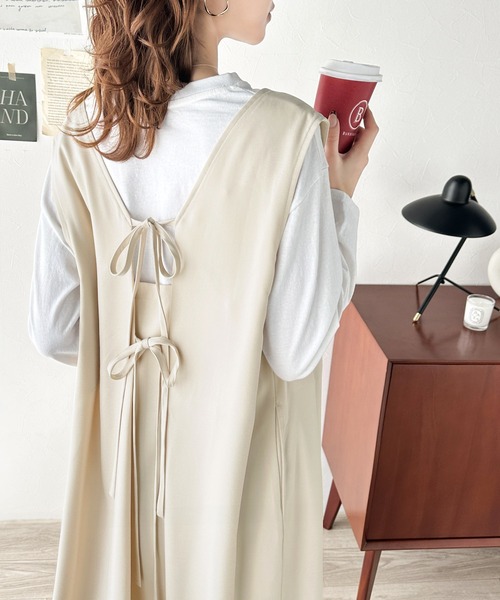 classicalelf（クラシカルエルフ）の「前後2way+ジレにも！何通りもの着こなしを楽しめる♪ リボンVネックジャンパースカート（ロング）（ジャンパースカート・レディース・チャコールグレー/ブラック/ベージュ・X-LARGE/LARGE/MEDIUM/SMALL）」の4枚目の写真