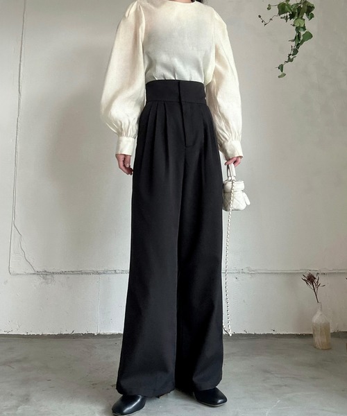 LAUIR(ラウアー)の「ハイウエストタックストレートパンツ(スラックス・レディース・ベージュ/ブラウン系その他/ブラック・LARGE/MEDIUM)」の1枚目の写真