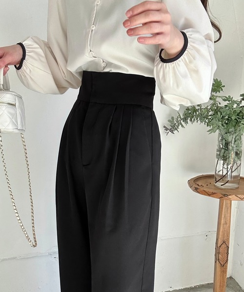 LAUIR(ラウアー)の「ハイウエストタックストレートパンツ(スラックス・レディース・ベージュ/ブラウン系その他/ブラック・LARGE/MEDIUM)」の4枚目の写真