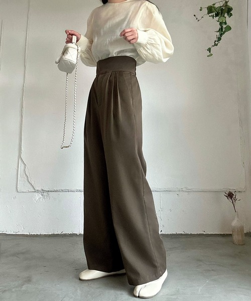 LAUIR(ラウアー)の「ハイウエストタックストレートパンツ(スラックス・レディース・ベージュ/ブラウン系その他/ブラック・LARGE/MEDIUM)」の5枚目の写真