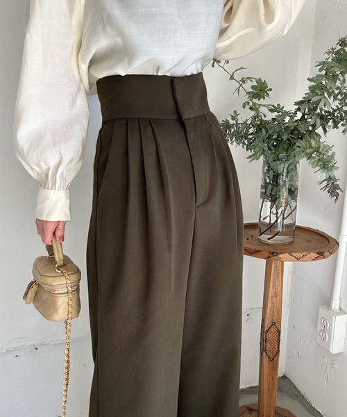 LAUIR(ラウアー)の「ハイウエストタックストレートパンツ(スラックス・レディース・ベージュ/ブラウン系その他/ブラック・LARGE/MEDIUM)」の17枚目の写真