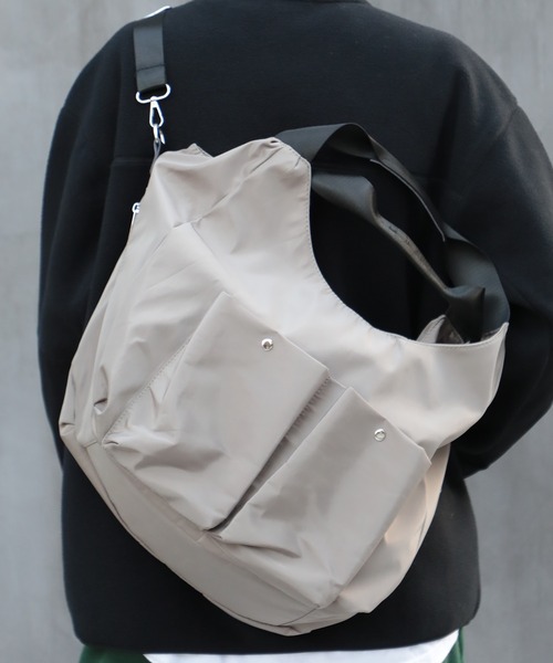 MAISON CLUB（メゾンクラブ）の「【MAISON CLUB】マルチ収納2WAYナイロントート ショルダーバッグ KNF037（ショルダーバッグ・メンズ・グレー/ダークグレー/ブラック・FREE）」の2枚目の写真