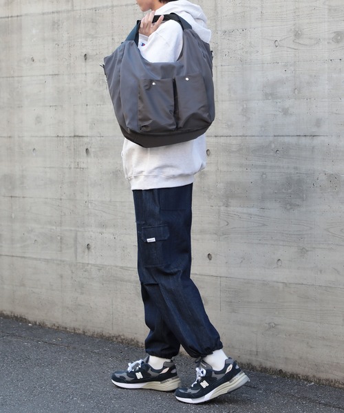 MAISON CLUB（メゾンクラブ）の「【MAISON CLUB】マルチ収納2WAYナイロントート ショルダーバッグ KNF037（ショルダーバッグ・メンズ・グレー/ダークグレー/ブラック・FREE）」の8枚目の写真