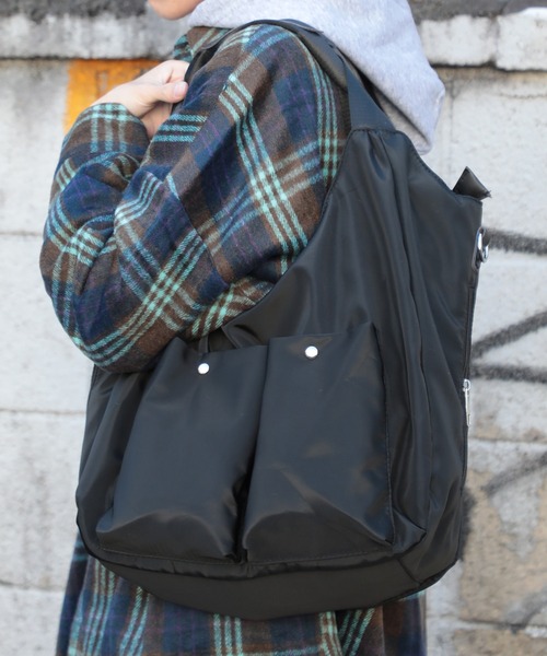 MAISON CLUB（メゾンクラブ）の「【MAISON CLUB】マルチ収納2WAYナイロントート ショルダーバッグ KNF037（ショルダーバッグ・メンズ・グレー/ダークグレー/ブラック・FREE）」の6枚目の写真