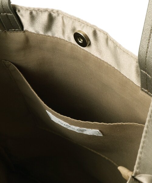 OPAQUE.CLIP（オペークドットクリップ）の「◆【軽量/A4収納可】フリルサテントートバッグ/セレモニー対応（トートバッグ・レディース・ブラック/ベージュ・00）」の8枚目の写真