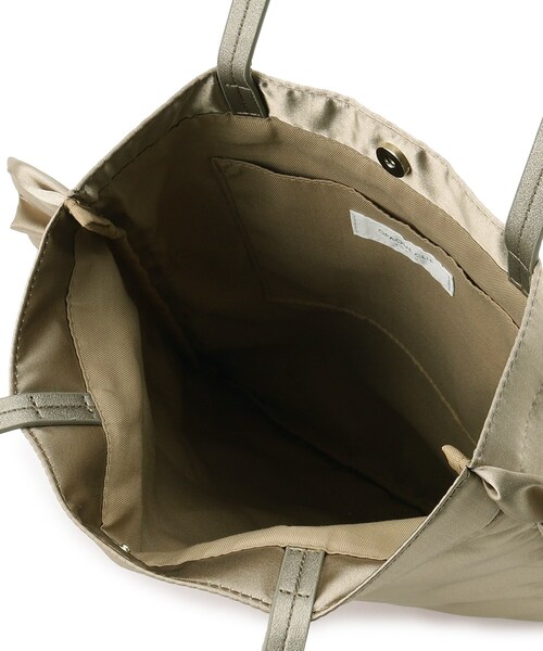 OPAQUE.CLIP（オペークドットクリップ）の「◆【軽量/A4収納可】フリルサテントートバッグ/セレモニー対応（トートバッグ・レディース・ブラック/ベージュ・00）」の9枚目の写真