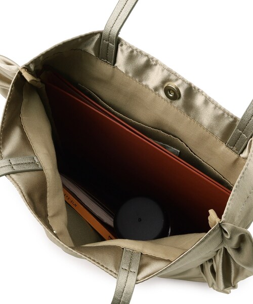 OPAQUE.CLIP（オペークドットクリップ）の「◆【軽量/A4収納可】フリルサテントートバッグ/セレモニー対応（トートバッグ・レディース・ブラック/ベージュ・00）」の11枚目の写真