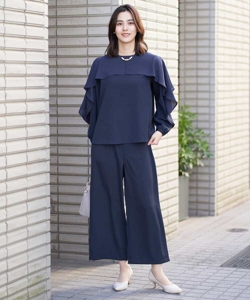a.v.v(アーヴェヴェ)の「【洗える/イージーケア】サテンストレッチラッフルケープブラウス【セットアップ対応】(シャツ/ブラウス・レディース・ライトグレー/ネイビー・38/36/34/42/40)」の8枚目の写真
