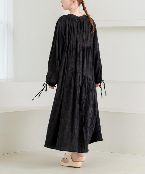 hinari(ヒナリ)の「ワッシャーアシメティアードワンピ(ワンピース・レディース・ナチュラル/ブラック/ホワイト・SMALL/FREE)」の5枚目の写真