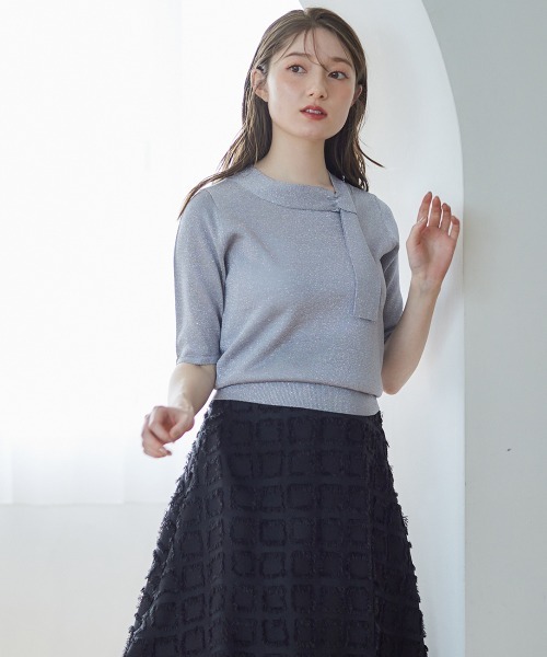 12Twelve Agenda(トゥエルブ アジェンダ)の「アシメボウネックラメニットプルオーバー(ニット/セーター・レディース・ブラック/グレイッシュベージュ/サックスブルー・M)」の5枚目の写真