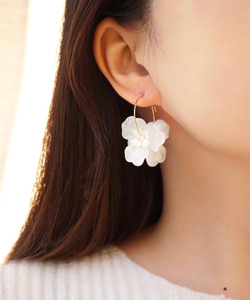CERCA(チェルカ)の「jolie minette/フラワー ゴールド フープピアス(ピアス(両耳用)・レディース・クリア/アクア/ブルーパープル/ホワイト系/ベージュ系/ブラウン系/ピンク系/ブラック・FREE)」の12枚目の写真