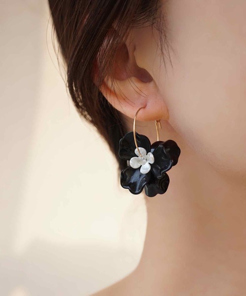 CERCA(チェルカ)の「jolie minette/フラワー ゴールド フープピアス(ピアス(両耳用)・レディース・クリア/アクア/ブルーパープル/ホワイト系/ベージュ系/ブラウン系/ピンク系/ブラック・FREE)」の13枚目の写真