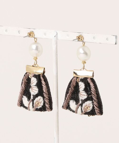 tone（トーン）の「【Hi-na】刺繍リボンタッセル×バロックパール　ピアス(MA)（ピアス（両耳用）・レディース・ブラック/グレー/ベージュ・FREE）」の4枚目の写真
