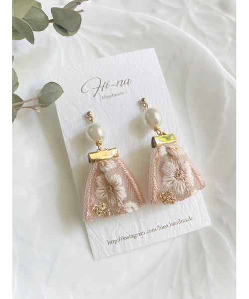 tone（トーン）の「【Hi-na】刺繍リボンタッセル×バロックパール　ピアス(MA)（ピアス（両耳用）・レディース・ブラック/グレー/ベージュ・FREE）」の6枚目の写真