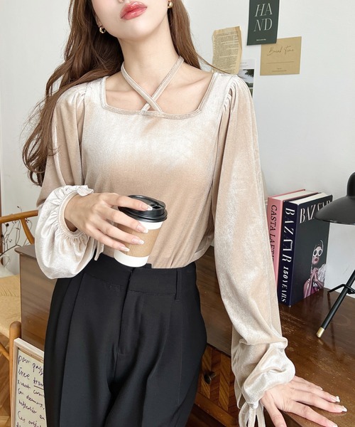 moment+(モーメントプラス)の「ボリュームスリーブスクエアホルターネックシャイニーベロアプルオーバー(Tシャツ/カットソー・レディース・ブラック/グレイッシュベージュ/チャコールグレー/ピンク/ブラウン・M/L)」の10枚目の写真