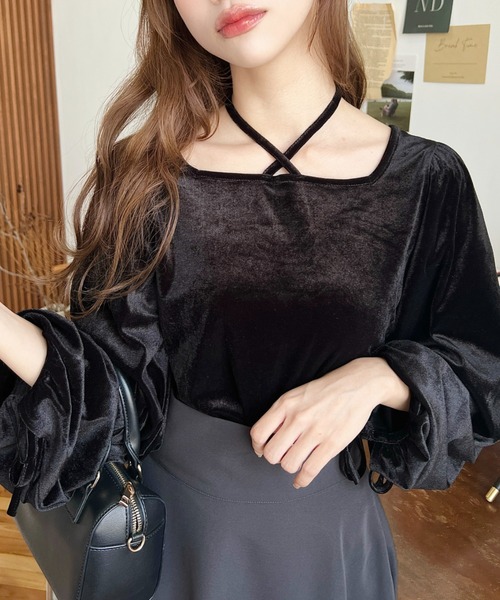 moment+(モーメントプラス)の「ボリュームスリーブスクエアホルターネックシャイニーベロアプルオーバー(Tシャツ/カットソー・レディース・ブラック/グレイッシュベージュ/チャコールグレー/ピンク/ブラウン・M/L)」の6枚目の写真
