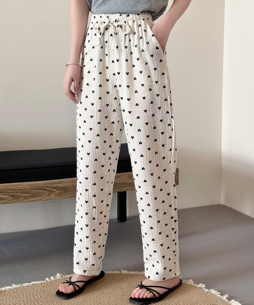 DAY CLOSET(デイ クローゼット)の「レディース 小粒ハートのコットンルームウェアパンツ(ルームウェア/パジャマ・レディース・ブルー/クリーム/パープル/ピンク/グレー/ブラック系その他/モカ/レッド系その他・M/L/XL)」の2枚目の写真
