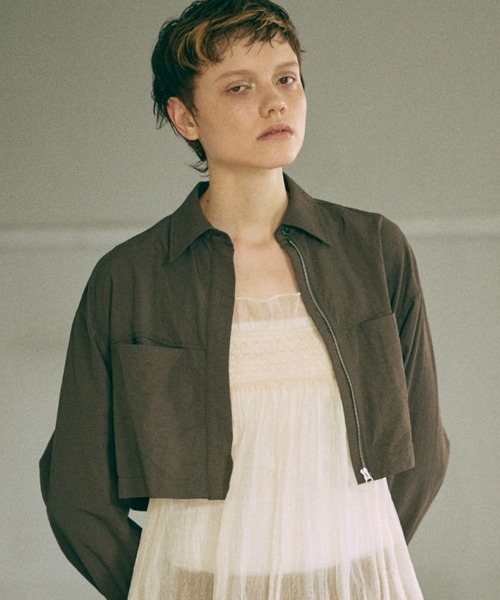 EN NEUME(エンノイム)の「Cropped Shirt Jacket(シャツ/ブラウス・レディース・グレー/ダークブラウン/ベージュ・FREE)」の2枚目の写真