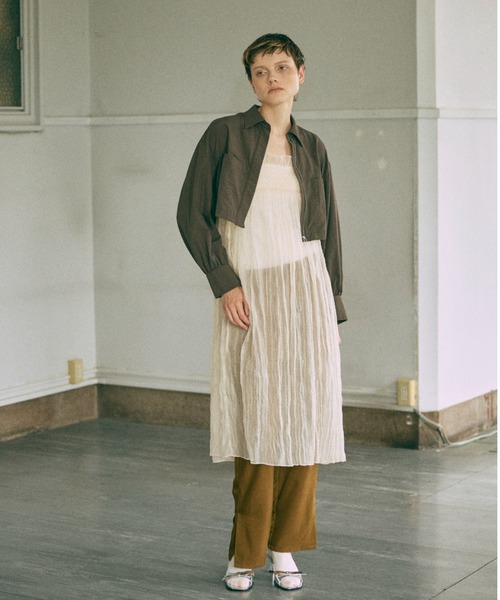 EN NEUME(エンノイム)の「Cropped Shirt Jacket(シャツ/ブラウス・レディース・グレー/ダークブラウン/ベージュ・FREE)」の4枚目の写真