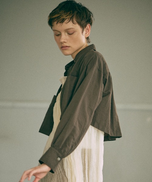 EN NEUME(エンノイム)の「Cropped Shirt Jacket(シャツ/ブラウス・レディース・グレー/ダークブラウン/ベージュ・FREE)」の6枚目の写真