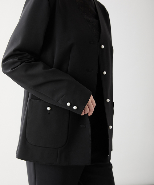 Room no.8(ルームエイト)の「ROOM NO.8 BLACK CAMELLIA RIB Vネックジャケット BR8B-46-30520(ノーカラージャケット・レディース・ブラック・FREE)」の7枚目の写真