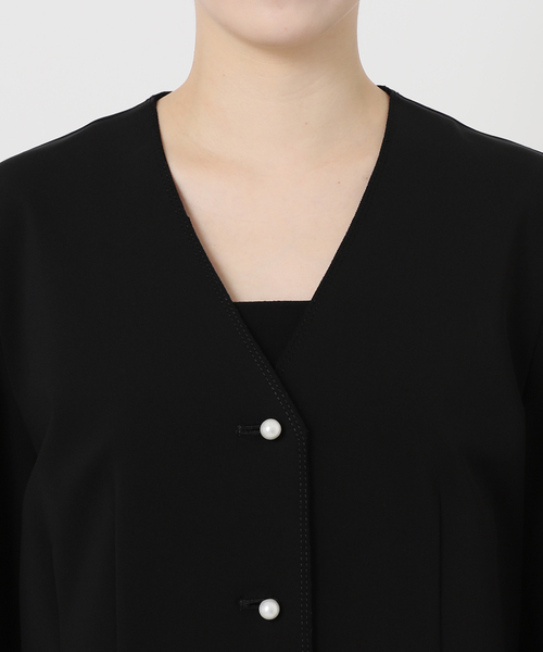 Room no.8(ルームエイト)の「ROOM NO.8 BLACK CAMELLIA RIB Vネックジャケット BR8B-46-30520(ノーカラージャケット・レディース・ブラック・FREE)」の15枚目の写真